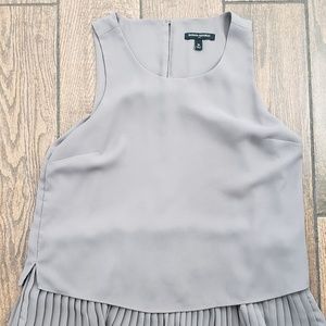 Sleeveless Blouse with pleated botto.